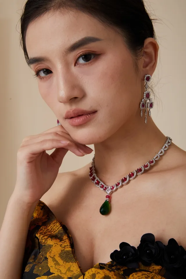 Van Cleef & Arpels Red Green High Jewelry Ruby And Diamond Necklace 5