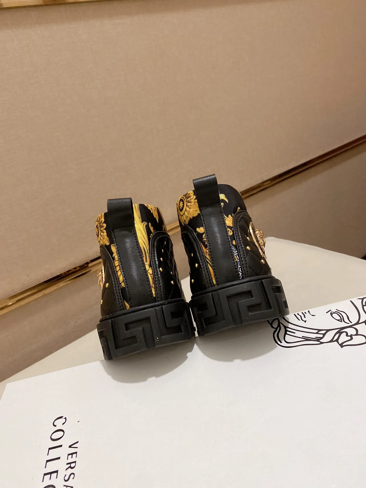 Versace Chain Reaction Noir et Or Impression Barroque Sneakers Lifestyle 2