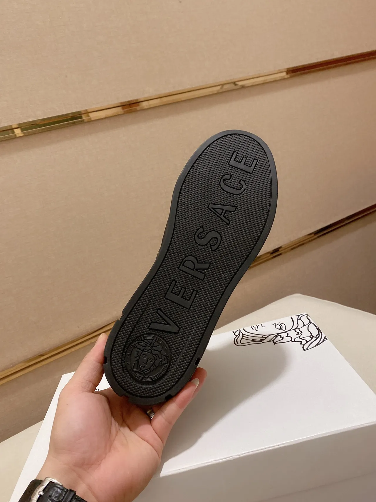 Versace Chain Reaction Noir et Or Impression Barroque Sneakers Lifestyle 3