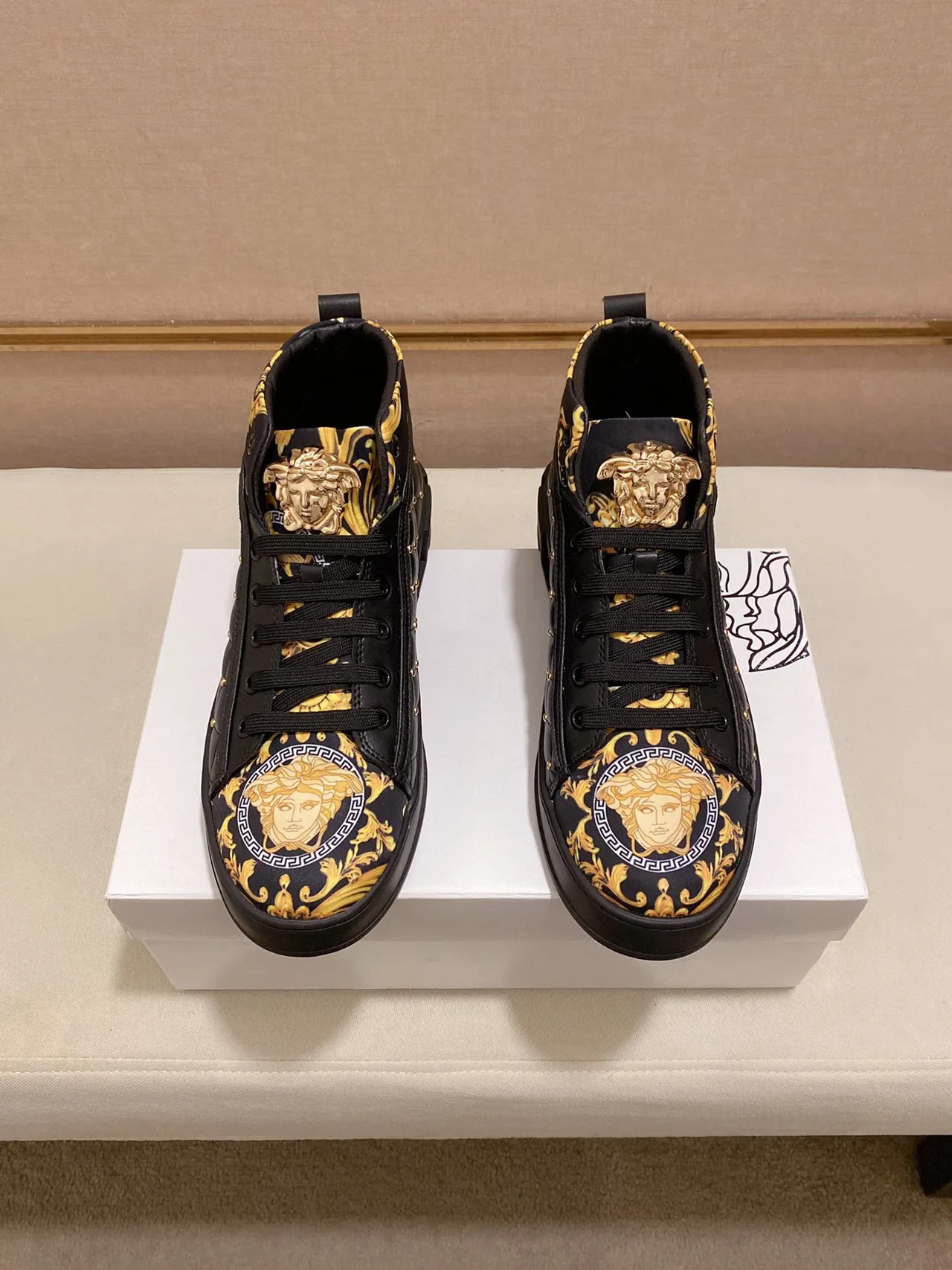 Versace Chain Reaction Noir et Or Impression Barroque Sneakers Lifestyle 4