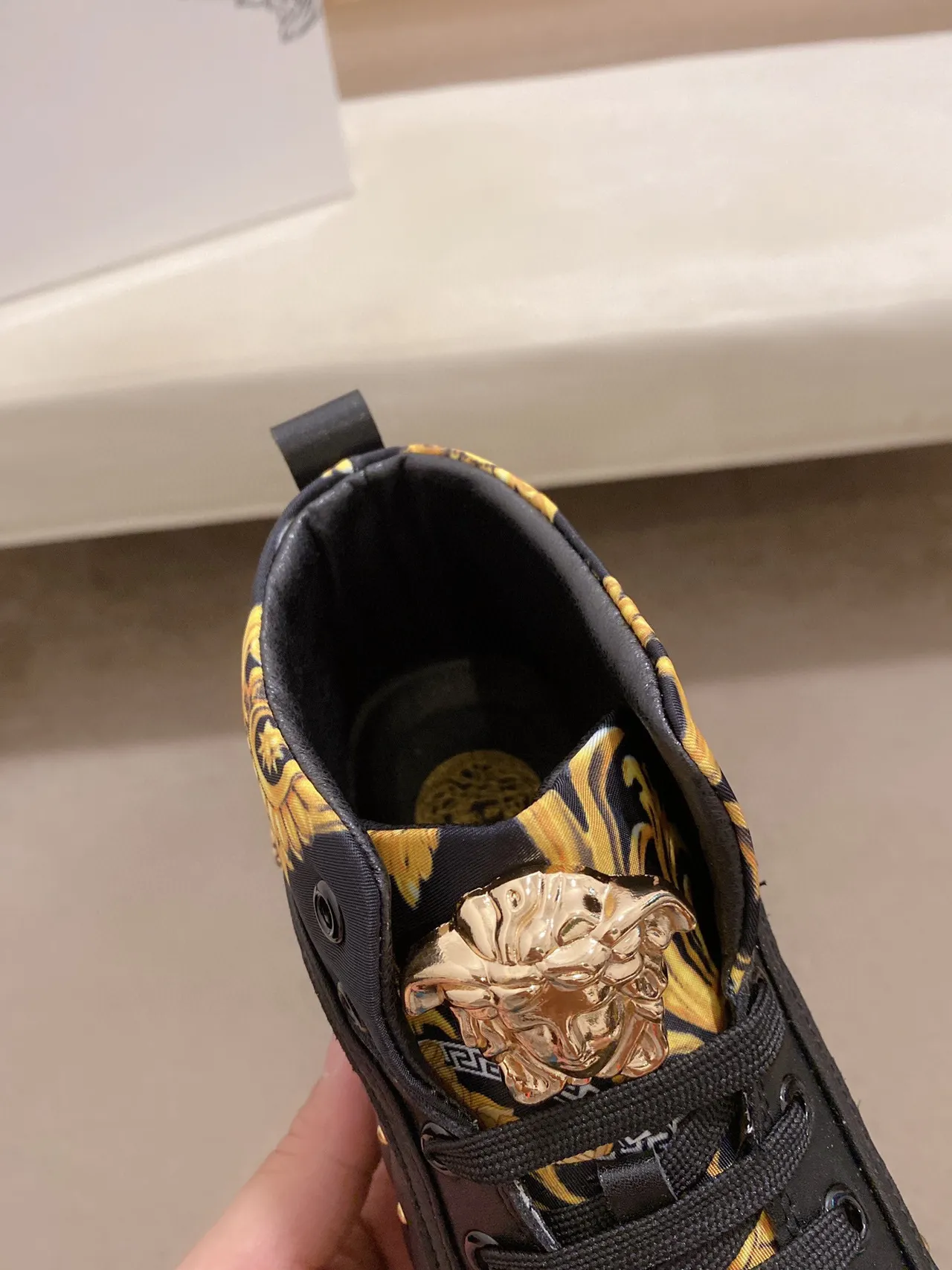 Versace Chain Reaction Noir et Or Impression Barroque Sneakers Lifestyle 5