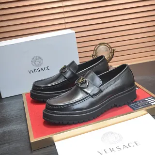 Versace Chain Reaction काली चमड़ी की बकल लोफर्स