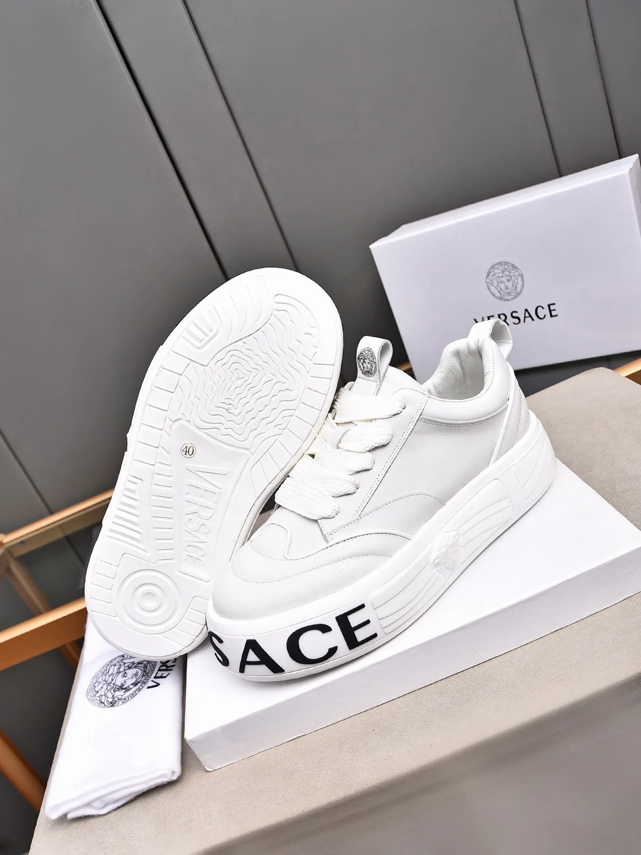 Versace تفاعل السلسلة أبيض Medusa نقش أسلوب الحياة أحذية رياضية 4
