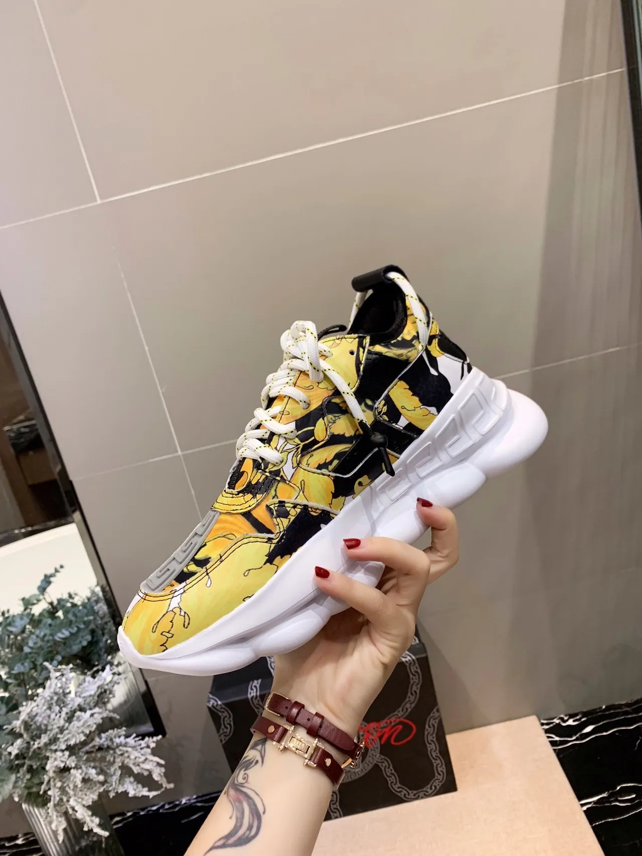 Versace Chain Reaction Jaune impression florale baroque baskets chunky 2