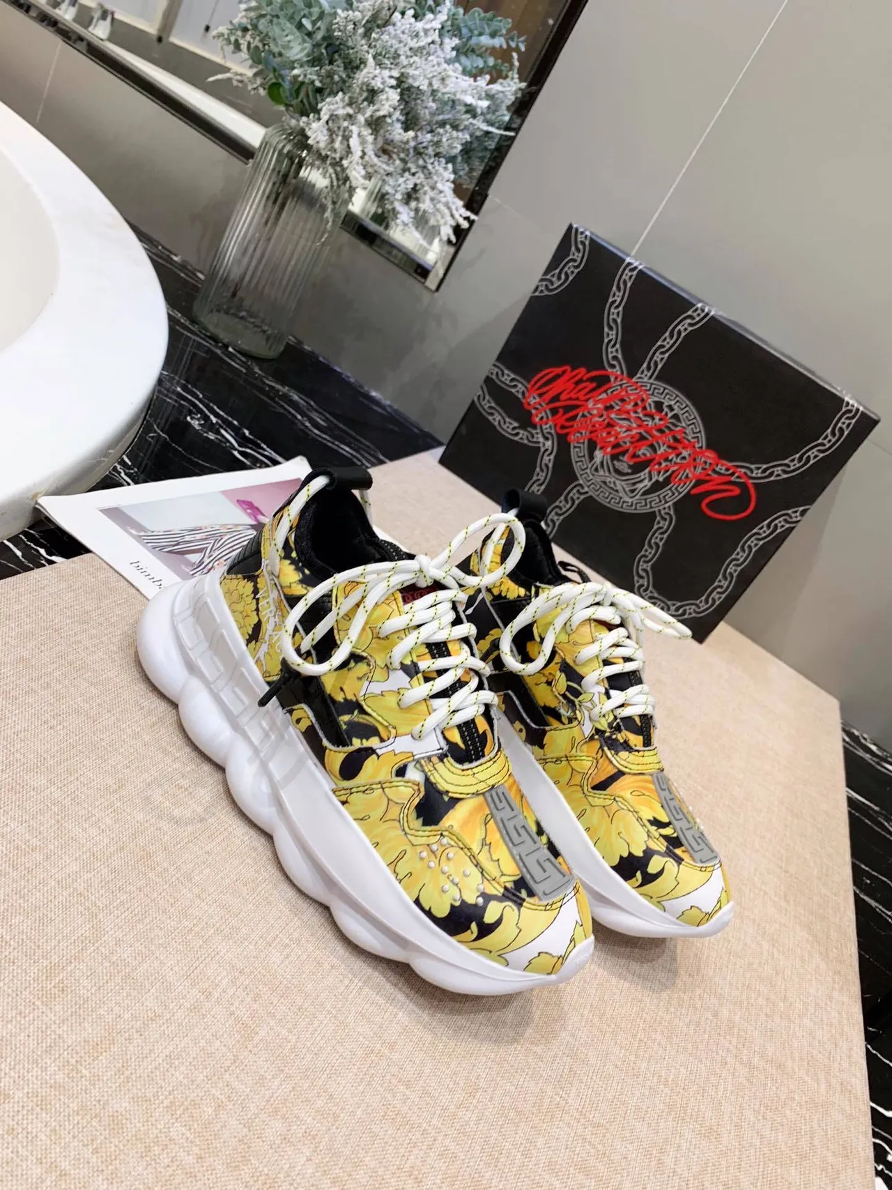 Versace Chain Reaction Jaune impression florale baroque baskets chunky 5