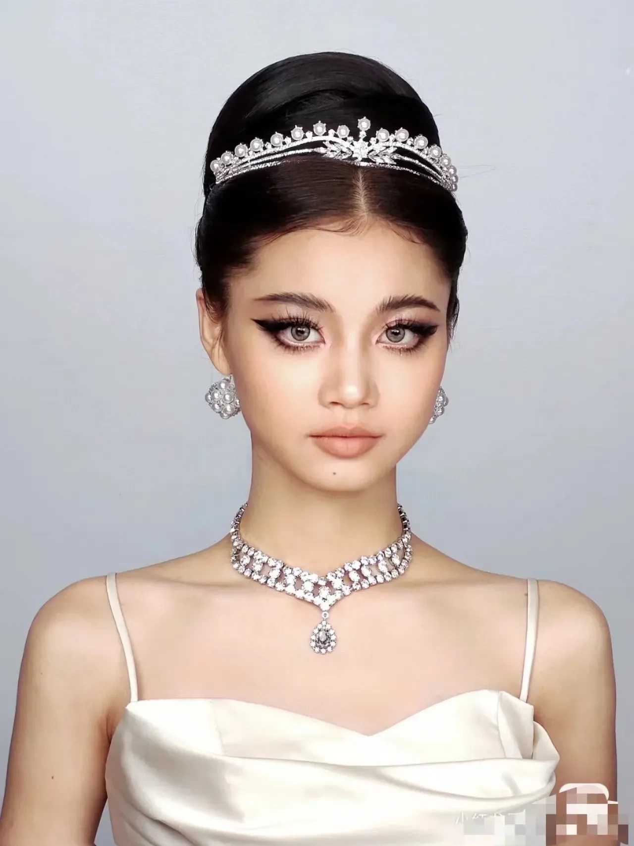 Versace Collier Choker V-Bib incrusté de cristaux 2