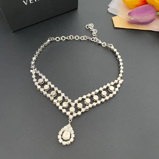 Versace Collier Choker V-Bib incrusté de cristaux 7