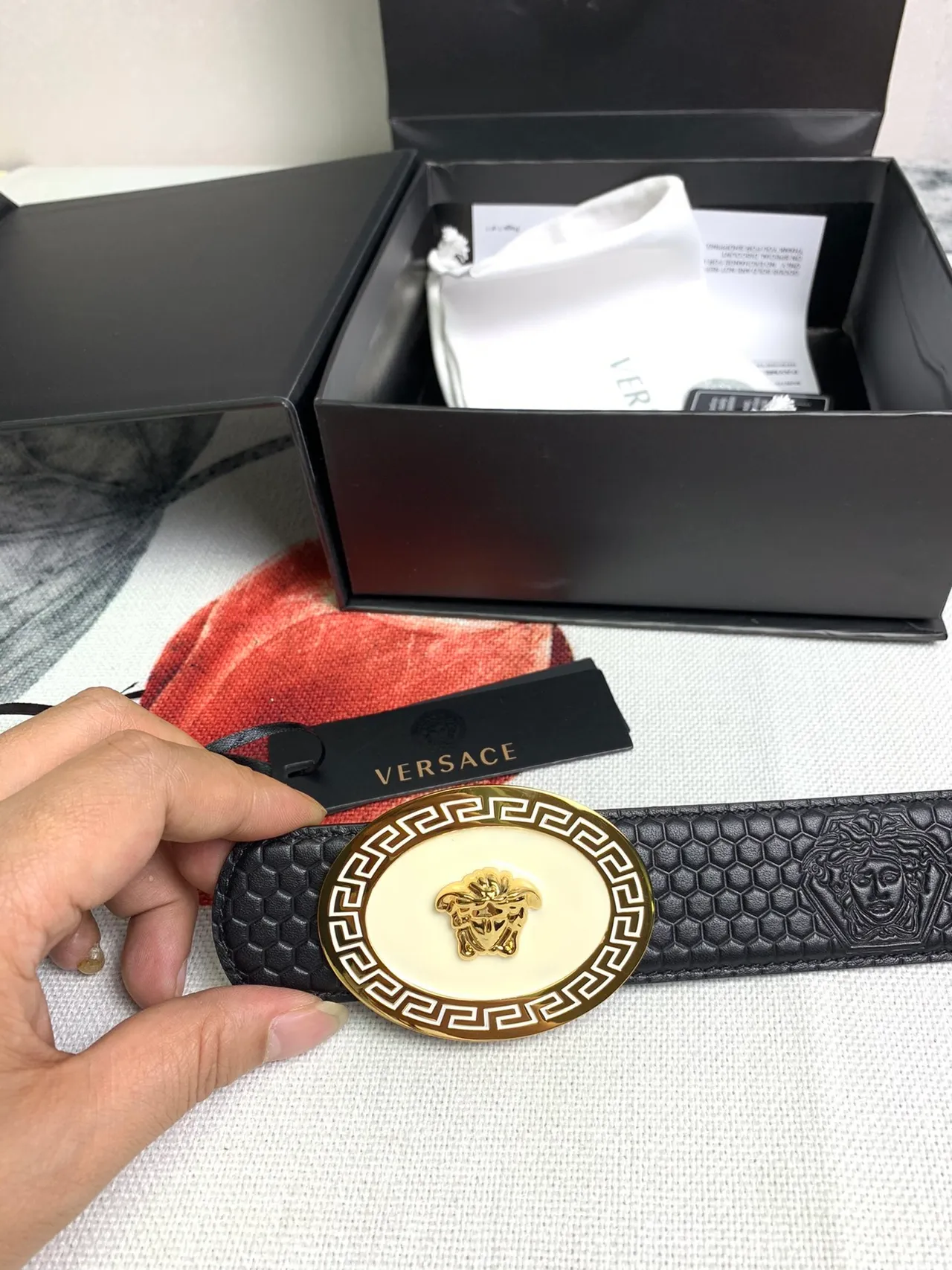 Versace Greca Medusa काला छह भुजों वाला चमड़े का बेल्ट 4