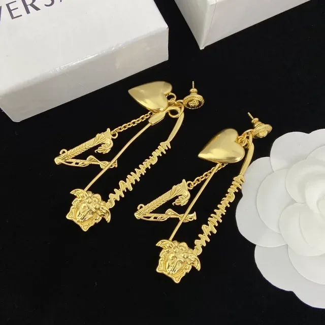Versace Medusa Cœur et V Motif Boucles d'oreilles pendantes tonalité dorée 2