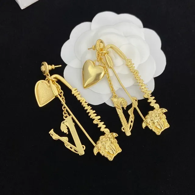 Versace Medusa Cœur et V Motif Boucles d'oreilles pendantes tonalité dorée 3