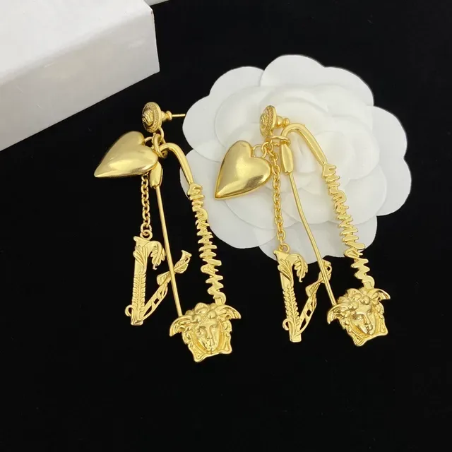 Versace Medusa Cœur et V Motif Boucles d'oreilles pendantes tonalité dorée 4
