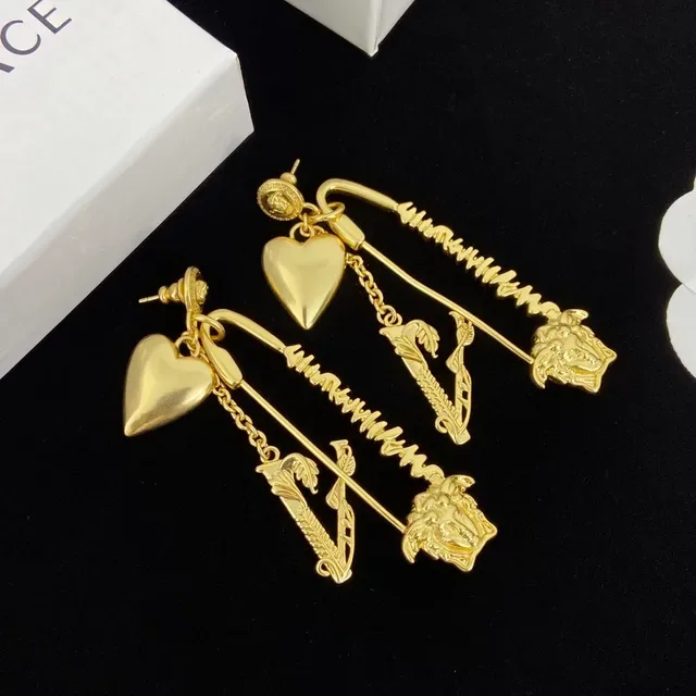 Versace Medusa Cœur et V Motif Boucles d'oreilles pendantes tonalité dorée 5