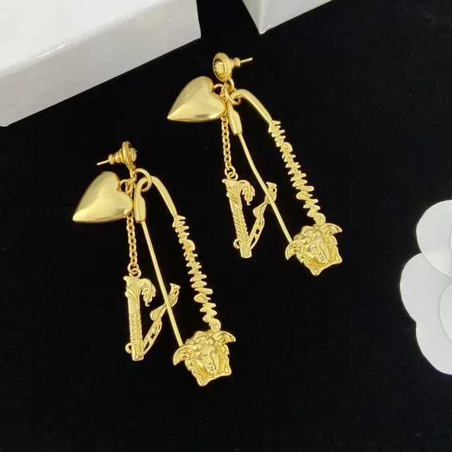 Versace Medusa Cœur et V Motif Boucles d'oreilles pendantes tonalité dorée 6