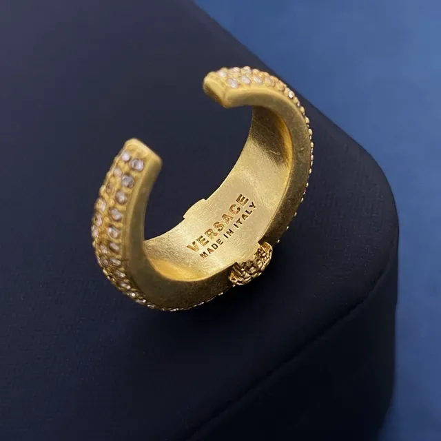 Versace Medusa সোনার প্যাভে স্টোন ওয়াইড ব্যান্ড আংটি 6