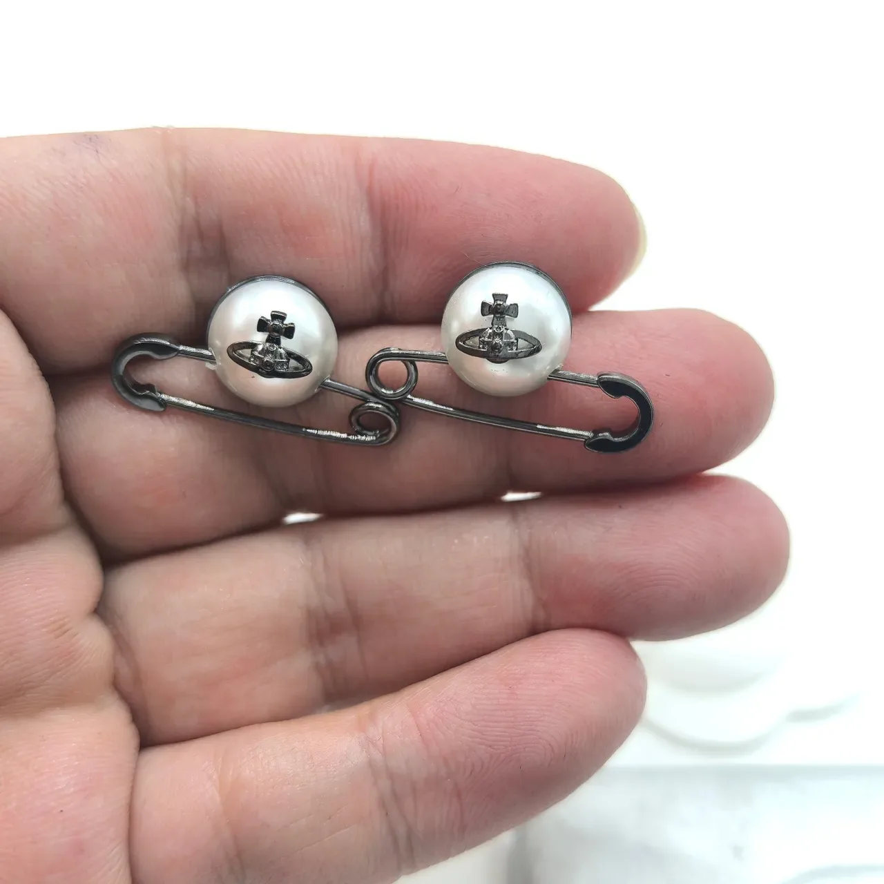 Vivienne Westwood Broche Orb de Perle Argent Or Épingle de Sécurité Silhouette Sphère 2