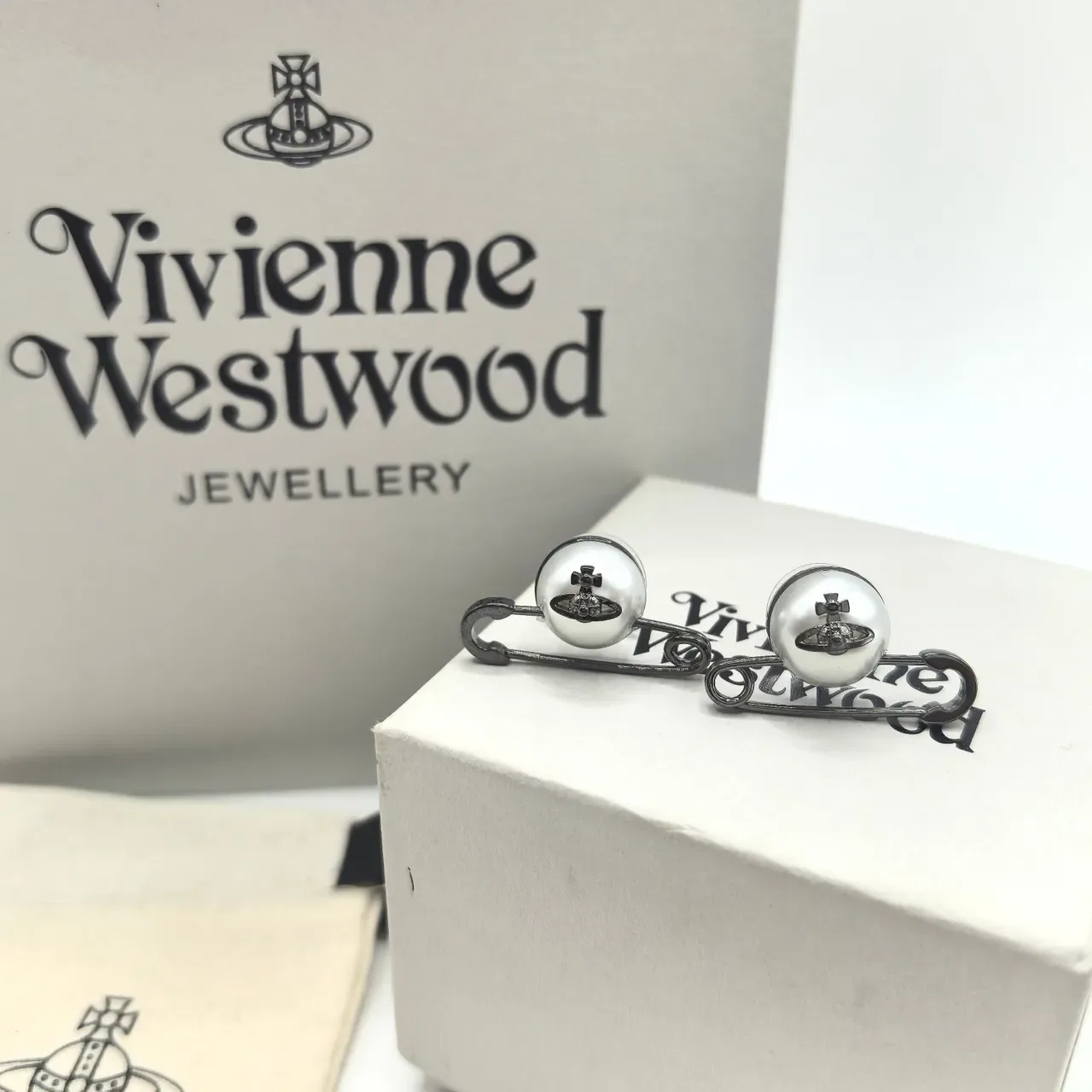 Vivienne Westwood Broche Orb de Perle Argent Or Épingle de Sécurité Silhouette Sphère 3