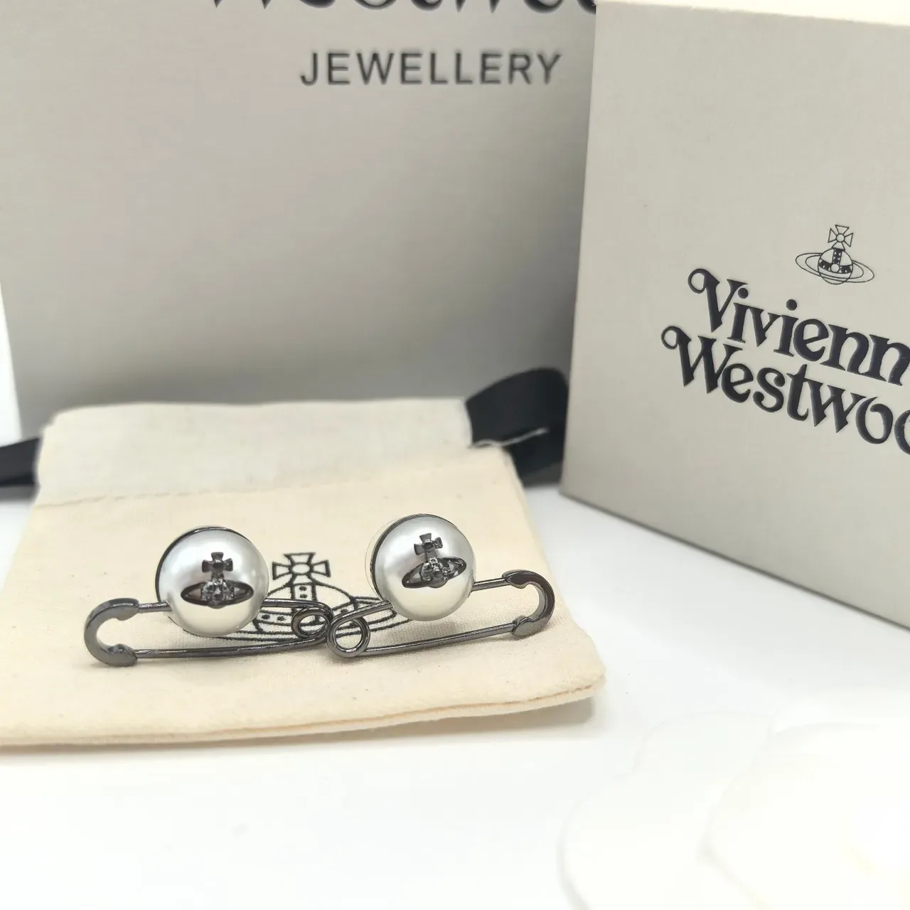 Vivienne Westwood Broche Orb de Perle Argent Or Épingle de Sécurité Silhouette Sphère 4