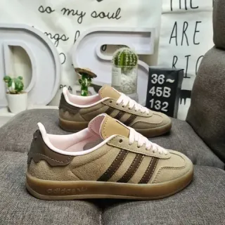 Adidas भेजेज ब्राउन सूड ऊपरी तीन पट्टी साइड पैनल लाइफस्टाइल स्नीकर