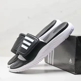 Adidas काले और सफेद पट्टियों वाले चप्पल