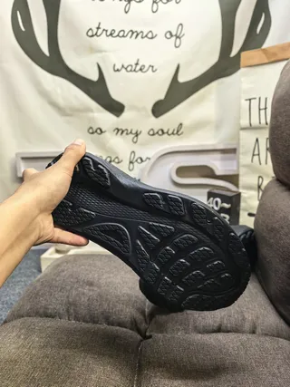 Adidas Zapatillas de correr negras y verdes con upper de malla, tres rayas neón 4