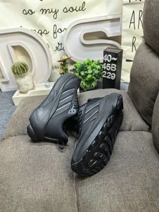 Adidas Zapatillas de correr negras y verdes con upper de malla, tres rayas neón 6