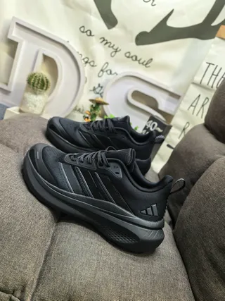 Adidas Zapatillas de correr negras y verdes con upper de malla, tres rayas neón 7