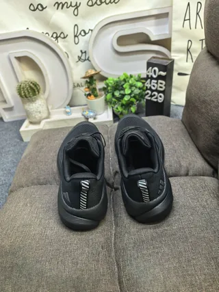 Adidas Zapatillas de correr negras y verdes con upper de malla, tres rayas neón 8