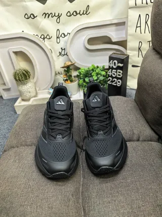 Adidas Zapatillas de correr negras y verdes con upper de malla, tres rayas neón 10
