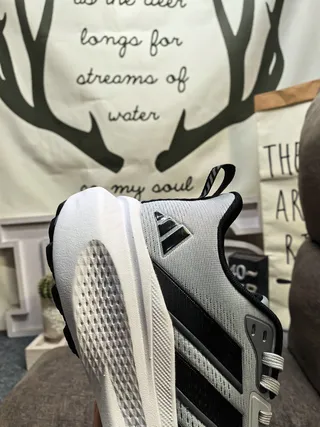 Adidas Zapatillas de correr negras y verdes con upper de malla, tres rayas neón 13