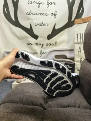 Adidas Zapatillas de correr negras y verdes con upper de malla, tres rayas neón 14