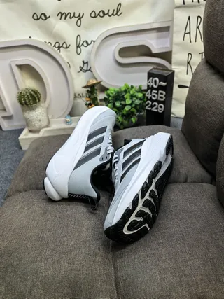 Adidas Zapatillas de correr negras y verdes con upper de malla, tres rayas neón 16
