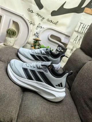 Adidas Zapatillas de correr negras y verdes con upper de malla, tres rayas neón 17