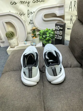 Adidas Zapatillas de correr negras y verdes con upper de malla, tres rayas neón 18