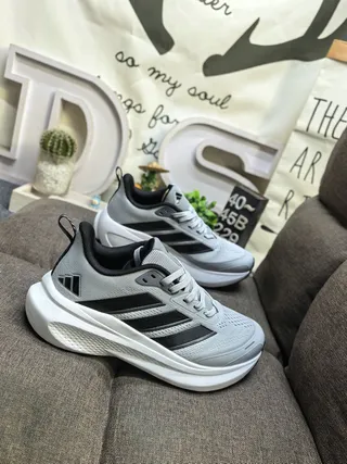 Adidas Zapatillas de correr negras y verdes con upper de malla, tres rayas neón 19