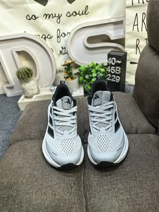 Adidas Zapatillas de correr negras y verdes con upper de malla, tres rayas neón 20