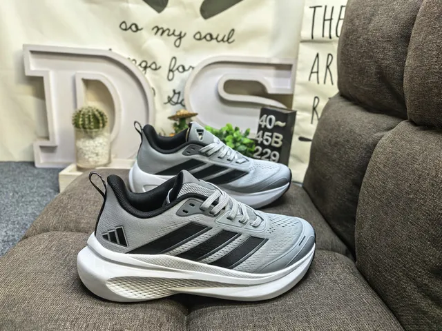 Adidas Zapatillas de correr negras y verdes con upper de malla, tres rayas neón 21