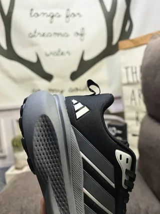 Adidas Zapatillas de correr negras y verdes con upper de malla, tres rayas neón 23