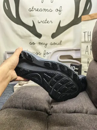 Adidas Zapatillas de correr negras y verdes con upper de malla, tres rayas neón 24