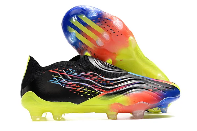 Adidas chaussures de football noires multicolor à coupe basse, upper sock-fit, semelle translucide multicolor, terrain ferme 1