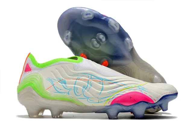 Adidas chaussures de football noires multicolor à coupe basse, upper sock-fit, semelle translucide multicolor, terrain ferme 5