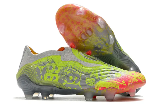 Adidas chaussures de football noires multicolor à coupe basse, upper sock-fit, semelle translucide multicolor, terrain ferme 9