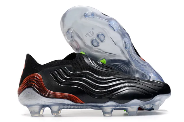 Adidas chaussures de football noires multicolor à coupe basse, upper sock-fit, semelle translucide multicolor, terrain ferme 14