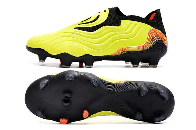 Adidas chaussures de football noires multicolor à coupe basse, upper sock-fit, semelle translucide multicolor, terrain ferme 16