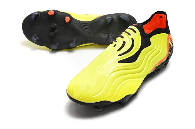 Adidas chaussures de football noires multicolor à coupe basse, upper sock-fit, semelle translucide multicolor, terrain ferme 20