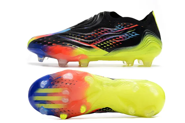 Adidas chaussures de football noires multicolor à coupe basse, upper sock-fit, semelle translucide multicolor, terrain ferme 22