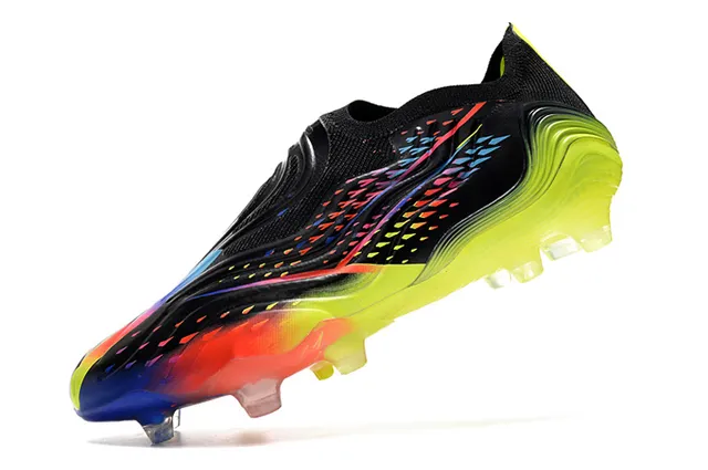 Adidas chaussures de football noires multicolor à coupe basse, upper sock-fit, semelle translucide multicolor, terrain ferme 24