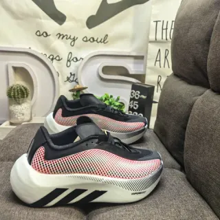 Adidas Chaussures de Running Noir et Rouge Upper de Maille Sculpté Blanc Midsole