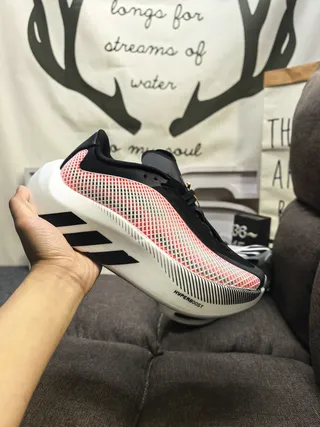 Adidas Tênis de Corrida Preto e Vermelho Upper de Malha Sculpted Branco Midsole 5