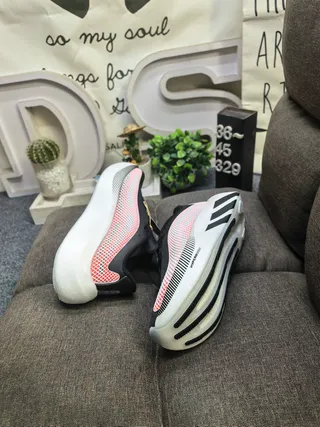 Adidas Tênis de Corrida Preto e Vermelho Upper de Malha Sculpted Branco Midsole 6