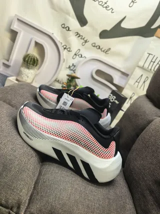 Adidas Tênis de Corrida Preto e Vermelho Upper de Malha Sculpted Branco Midsole 7